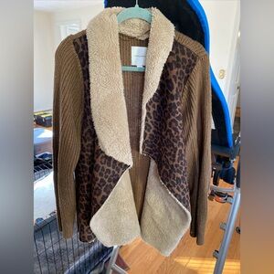 Faux fur animal print long sleeved sweater

Size XL

Vintage America